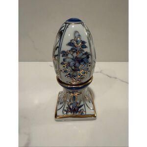 VINTAGE hand painted in Thailand …Beautiful Salt and Pepper Shakers